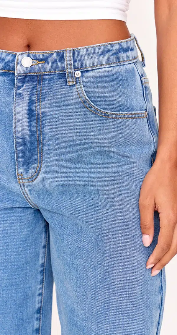 ad9e030d63613e5efac5357669f010e5135f381d_CNL6137_4_prettylittlething_mid_blue_wash_high_waist_boyfriend_jeans